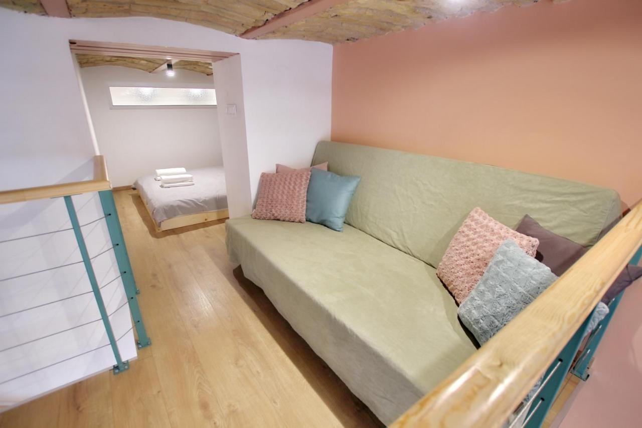 Awesome Downtown W Balcony & Free Private Parking Apartment