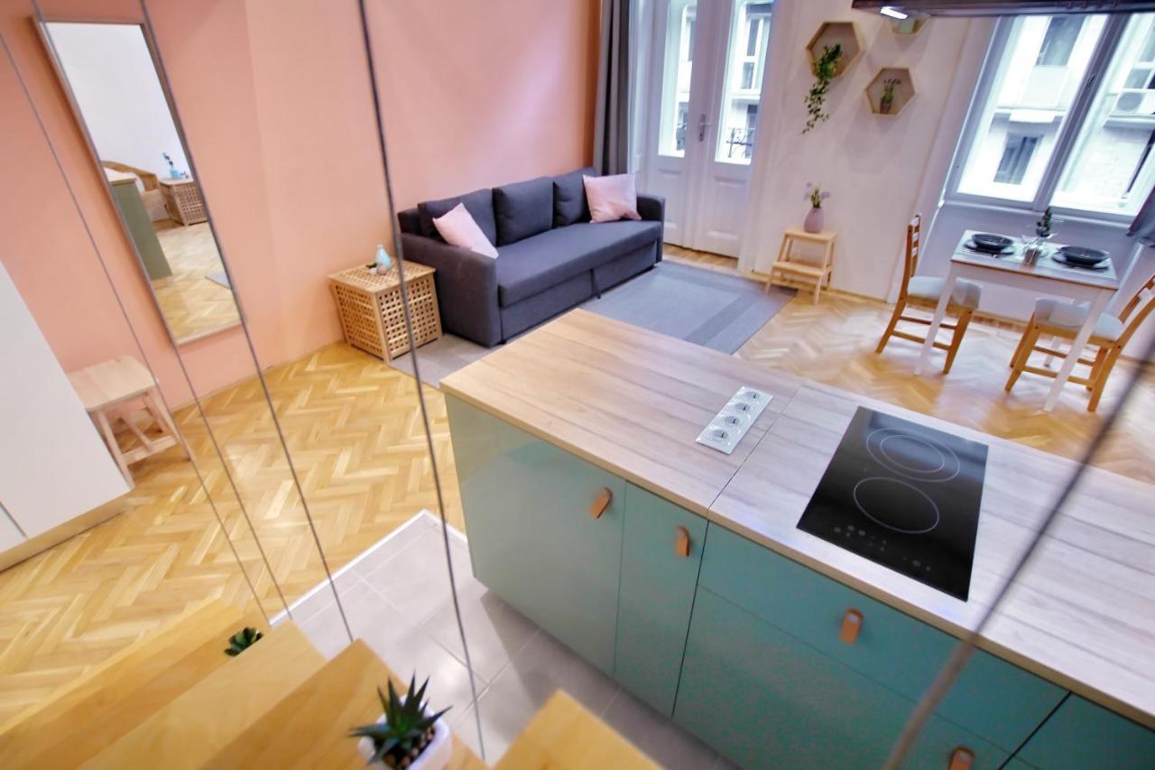 Awesome Downtown W Balcony & Free Private Parking * Boedapest