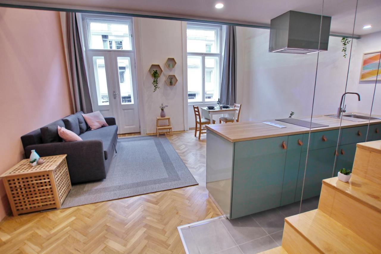 Awesome Downtown W Balcony & Free Private Parking Apartment Budapest