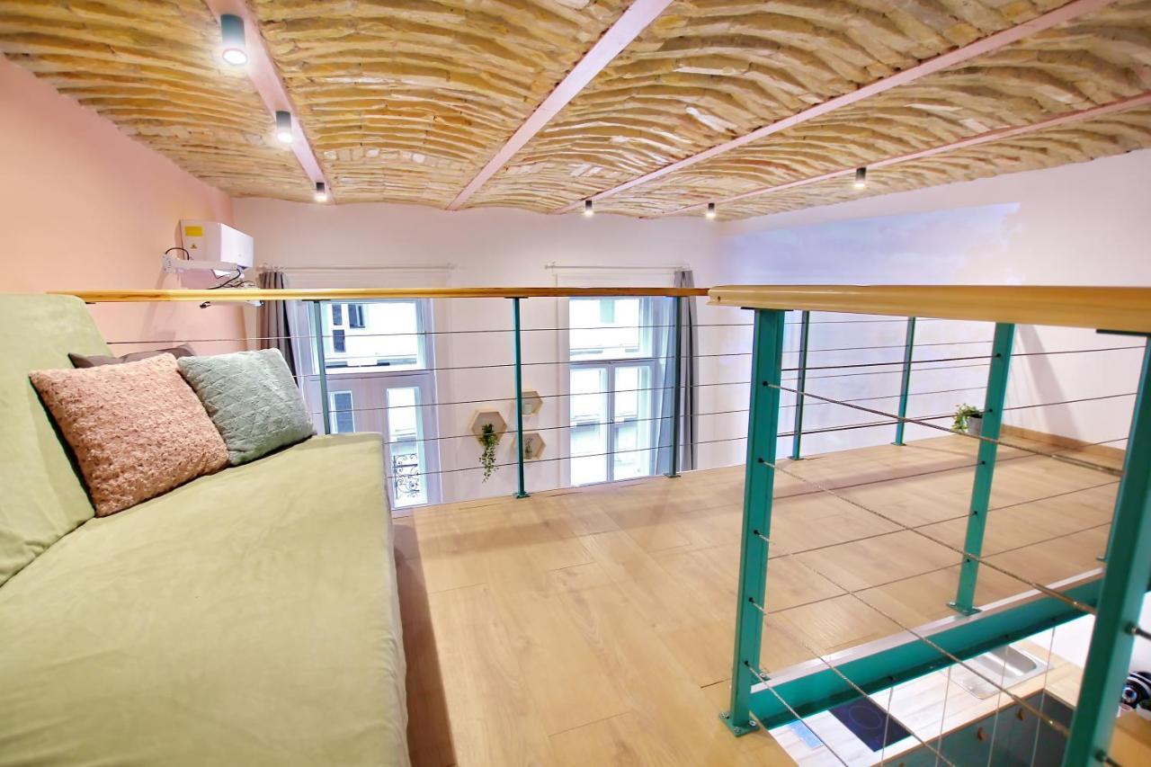 Awesome Downtown W Balcony & Free Private Parking Apartment Budapest
